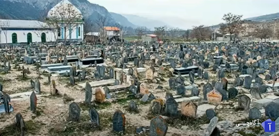 قبرستان سفیدچاه در استان مازندران یکی از قدیمی ترین قبرستان های ایران است.