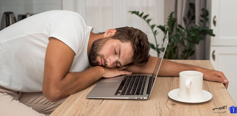 استراحت کوتاه در محیط کار می‌تواند به افزایش بهره وری و کاهش استرس کمک کند.